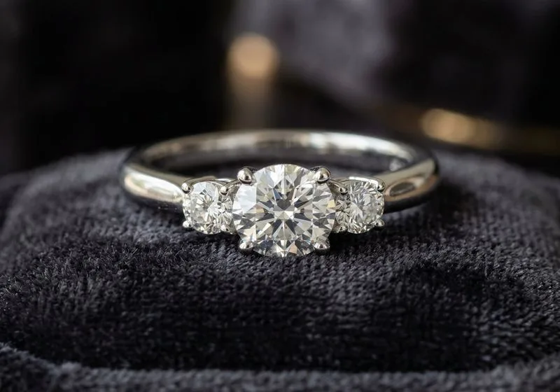 Three stone engagement ring design with certified diamonds — Diagem bespoke